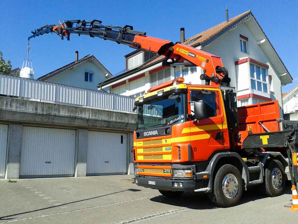 Ein Fahrzeug der Urs Jakob AG in Action