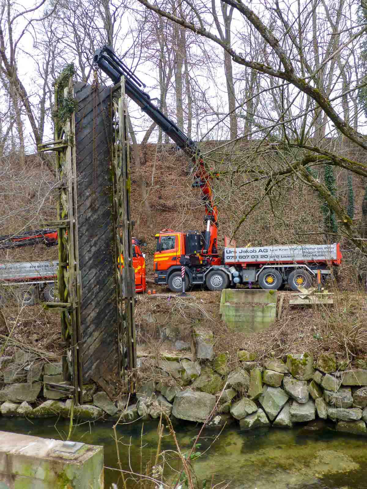 Ein Fahrzeug der Urs Jakob AG in Action