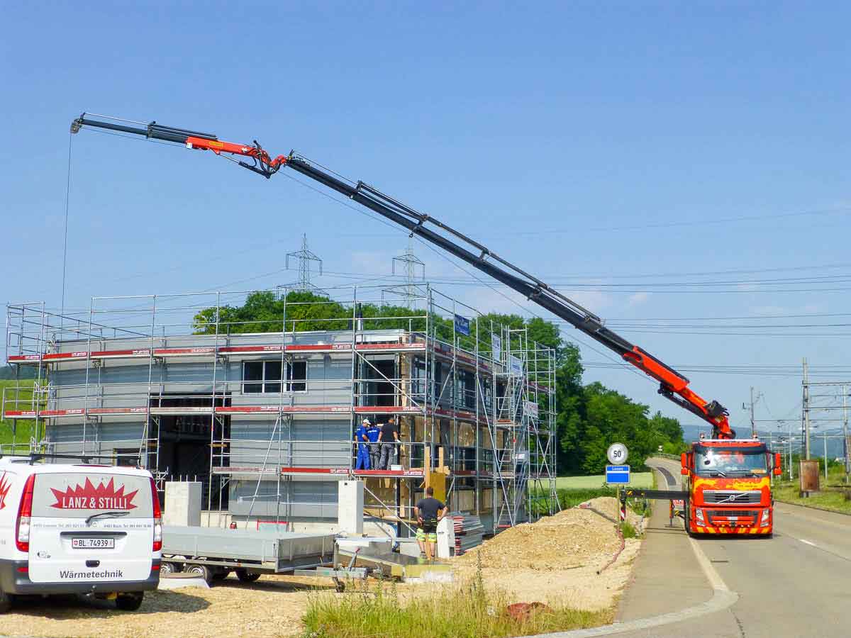 Ein Fahrzeug der Urs Jakob AG in Action