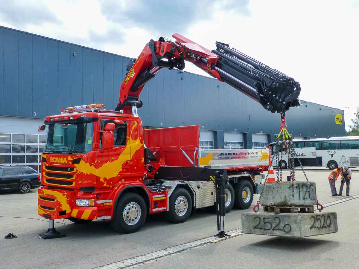 Ein Fahrzeug der Urs Jakob AG in Action